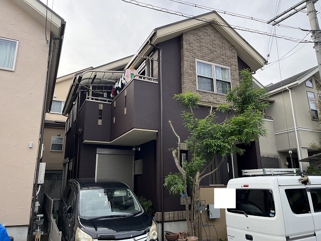 寝屋川市にて、外壁と屋根の塗装工事をしました。薄いベージュのお家から濃い茶色に雰囲気が変わりました。